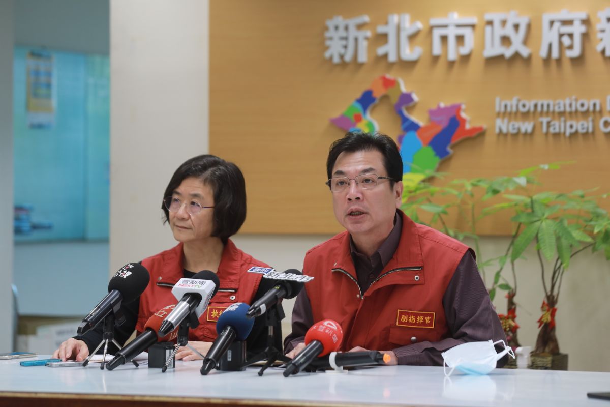 ▲即日起，新北市所有53家醫院ㄧ般病房、142家護理之家自3月20日起全面禁止探病、陪病者限1人。左為衛生局長陳潤秋，右為副秘書長劉和然。（圖/記者孫唯容攝）