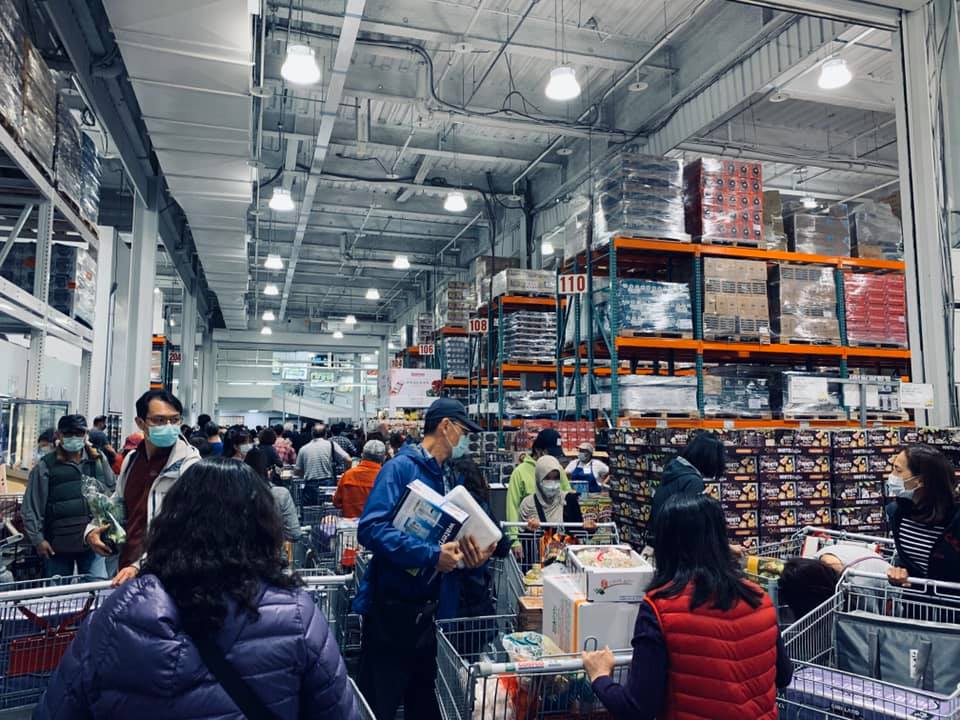 ▲我國各大賣場又出現掃貨的現象，許多民生物資像是泡麵、罐頭等，都被搶購一空。（示意圖，與文章中人物無關／翻攝自臉書）