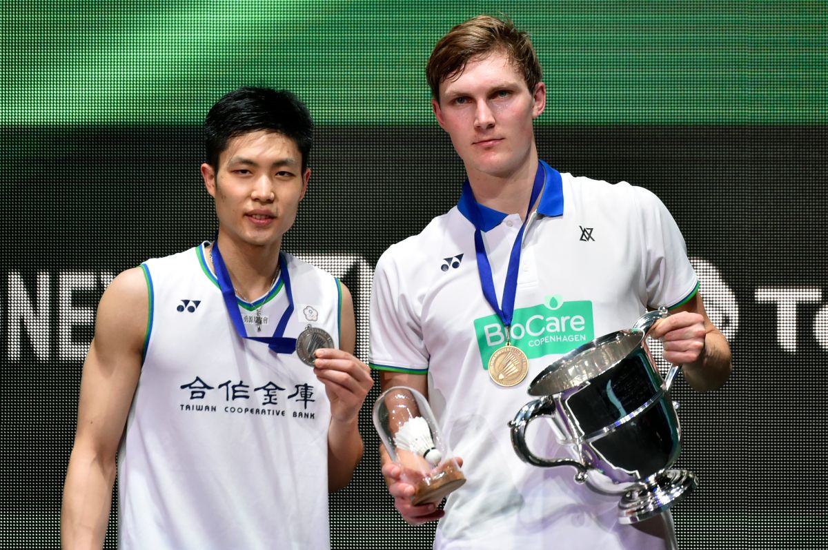 ▲周天成(左)和丹麥好手安賽隆(Viktor Axelsen)。（圖／美聯社／達志影像）
