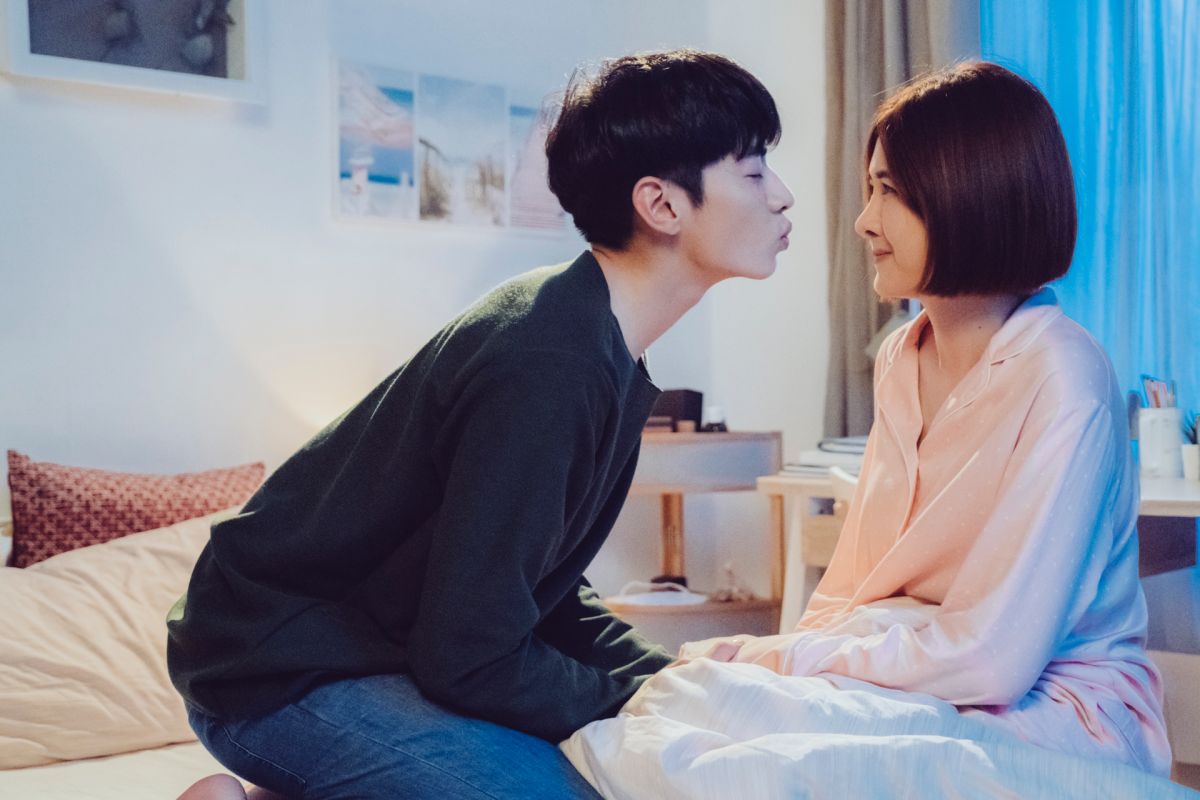 ▲宋柏緯（左）想向安心亞討親親。（圖 / TVBS提供）