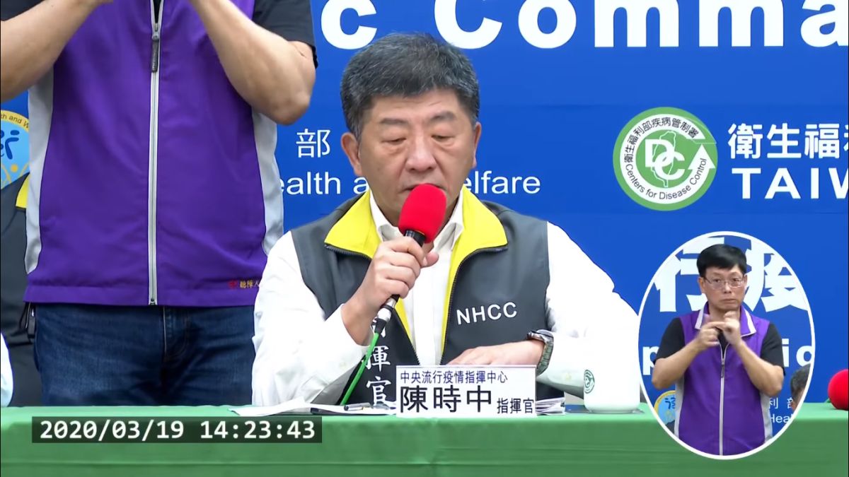 ▲武漢肺炎疫情嚴峻，每天指揮中心都有記者會，但陳時中身後的超強手語老師，原來是法律碩士高材生。（圖／翻攝自中央流行疫情指揮中心直播）