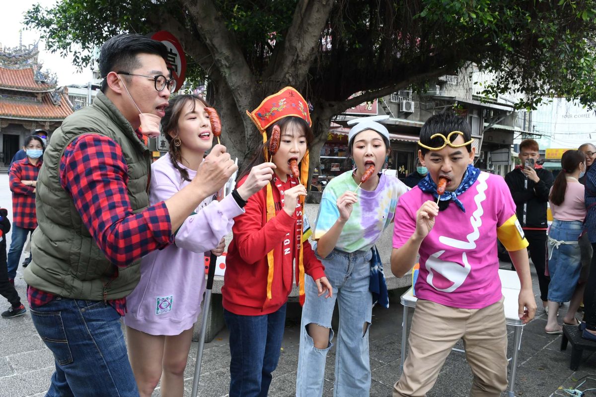 ▲馬力歐（左起）、小豬、楊小黎、ALBEE、黃子佼到三峽出外景。（圖／華視）