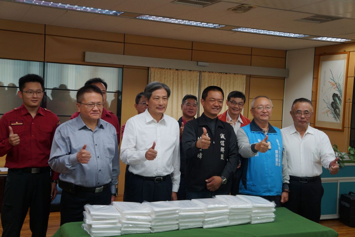 ▲議員李建昇（左1）、林岳璋（左3）捐贈防護衣給消防局，由局長林文山（左2）接受。（圖／記者洪佳伶攝,2020.03.20）