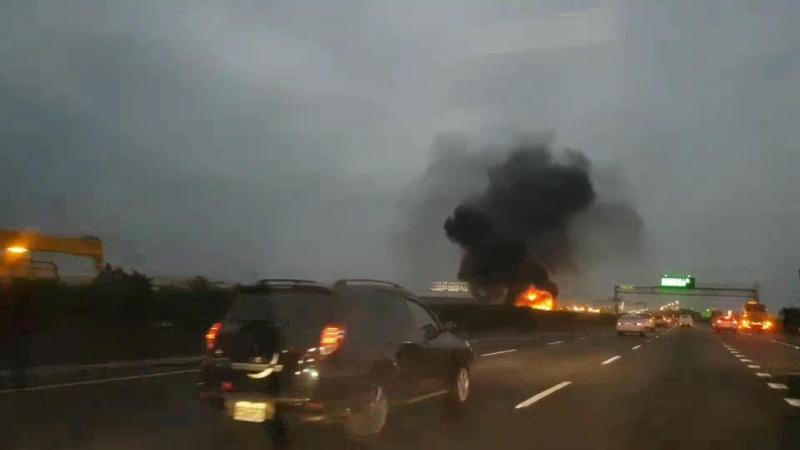 影／國道1號中山高北上6車追撞　2車輛起火燃燒
