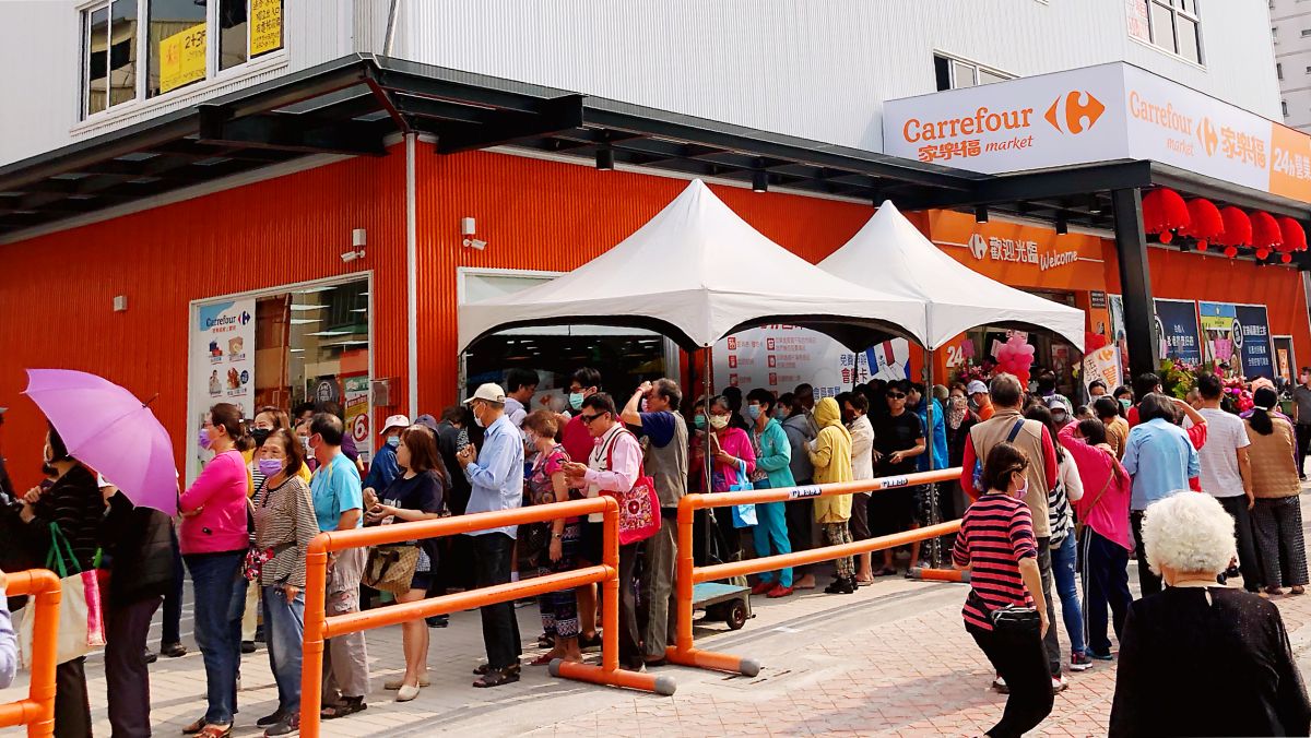 ▲ 家樂福高雄第14家便利購超市開幕，吸引眾多民眾排隊購物。（圖／記者陳美嘉攝）