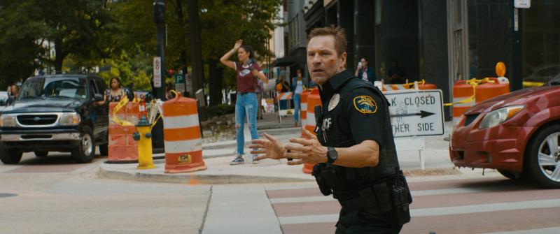 ▲亞倫艾克哈特動作戲親上陣，還肉身撞車掛彩。（圖／甲上）