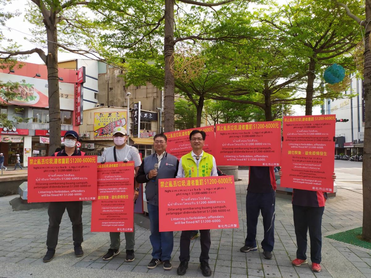 ▲彰化市長林世賢到外籍移工最常聚集的彰化火車站前廣場，以中文、越南文、泰文、印尼文、英文5國語言告示牌，勸導外籍移工不亂丟垃圾，一起維護市容整潔。（圖／記者葉靜美攝，2020.03.21）