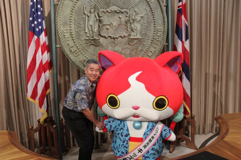 ▲夏威夷州長（左）和日本動畫吉祥物（右）。（圖／翻攝自 Governer David Ige）