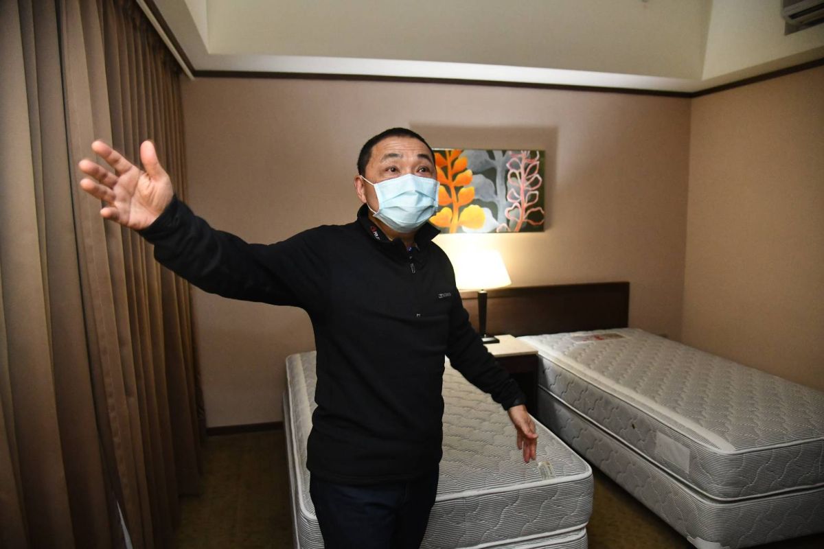 ▲侯友宜今前往防疫旅館了解館內房間各項住宿設施，及工作人員的防疫準備。（圖／新北市新聞局提供）