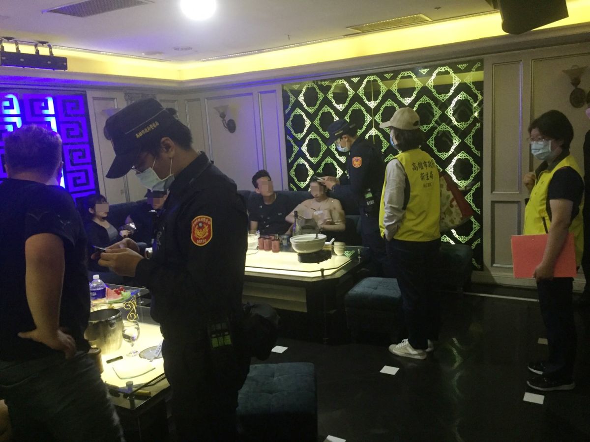 ▲高雄市政府為防堵防疫缺口，市警局特別與衞生局等單位聯手連續於20、21日兩天連續針對民眾出入的大型營業場所執行夜間聯合稽查。（圖／記者郭凱杰翻攝，2020.03.22）