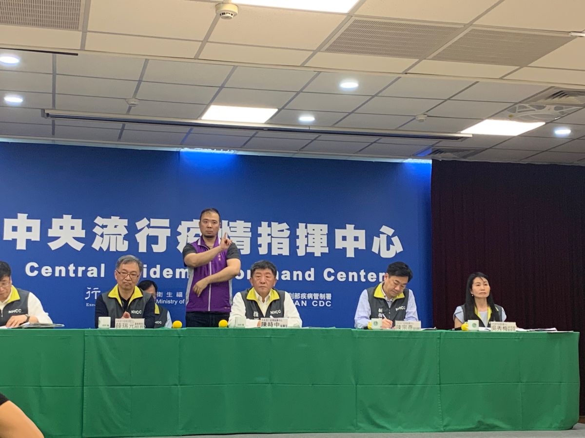 ▲中央流行疫情指揮中心今（22）日公布國內新增16例武漢肺炎確診病例，包括一名本土的機構護理師也中了。（圖／記者顏真真攝）