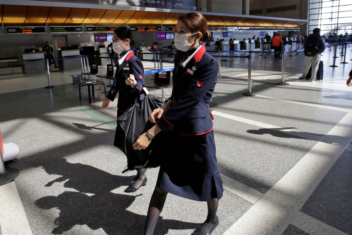▲航空業豁免武漢肺炎居家檢疫14天規範，有空服員投書媒體擔憂自己會成為防疫破口。內政部要求航空公司把排班間隔拉開，至少要相隔5天以上。（圖／達志影像／美聯社）

