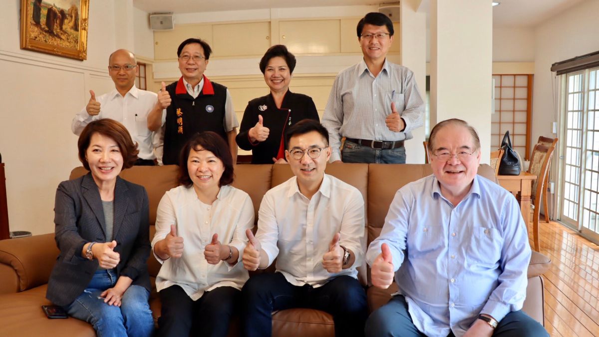 國民黨主席江啟臣22日率祕書長李乾龍等人，南下與嘉義市長黃敏惠交換意見。(圖／國民黨提供)