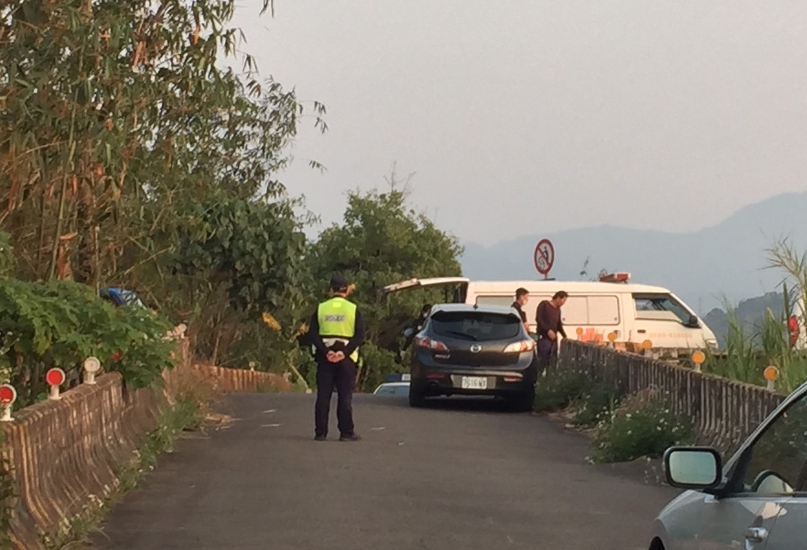 ▲警官呂中讓家屬前往果園尋找發現報警求救。（圖／記者簡勇鵬攝，2020.03.22）