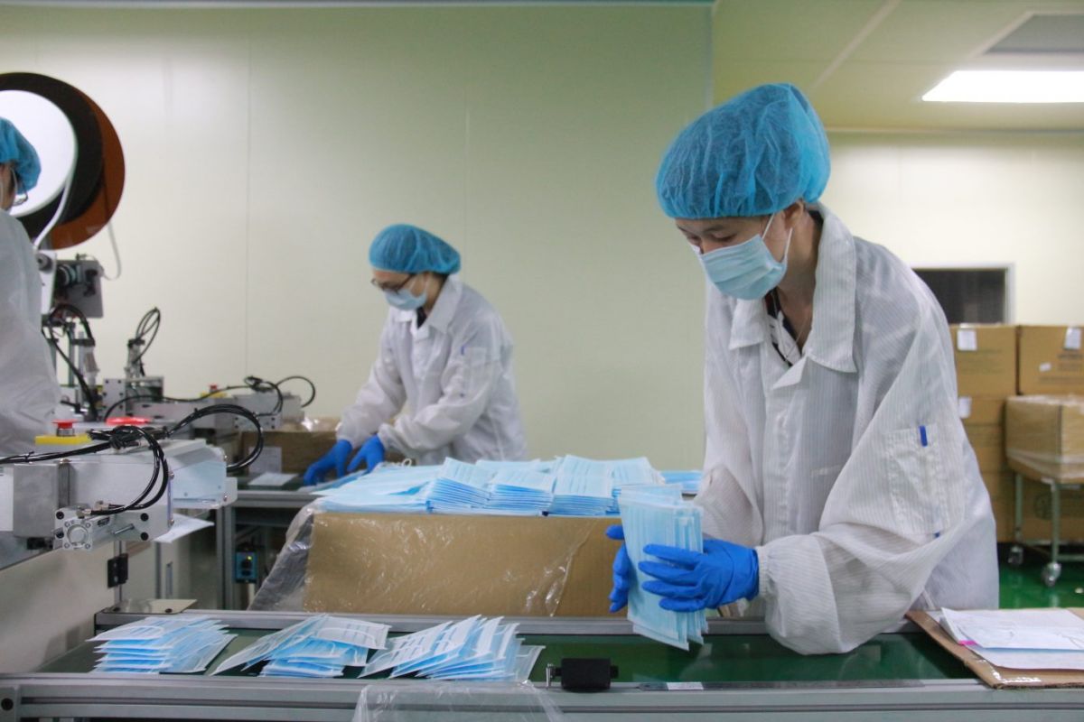 ▲武漢肺炎肆虐全球，民眾無不戴起口罩防疫，而台灣口罩現在真的充足了嗎？有網友就在 PTT 發問，結果多人都直言「還在排隊」，認為一周 3 片口罩不夠。（圖／記者陳雅芳攝）
