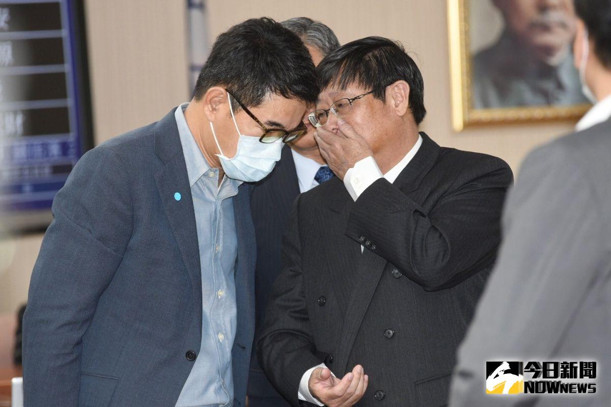 ▲環保署長張子敬證實，一名基層員工確診武漢肺炎，社會福利及衛生環境委員會議主席當場宣布會議暫停，商討是否散會。（圖／記者陳明安攝, 2020.03.23）