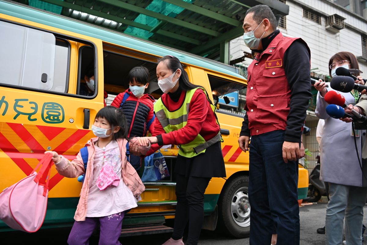 ▲因應疫情升溫，新北市長侯友宜今(23)日至林口區私立翔祥幼兒園檢視幼童車防疫策略。（圖／記者宋原彰攝，2020.03.23）