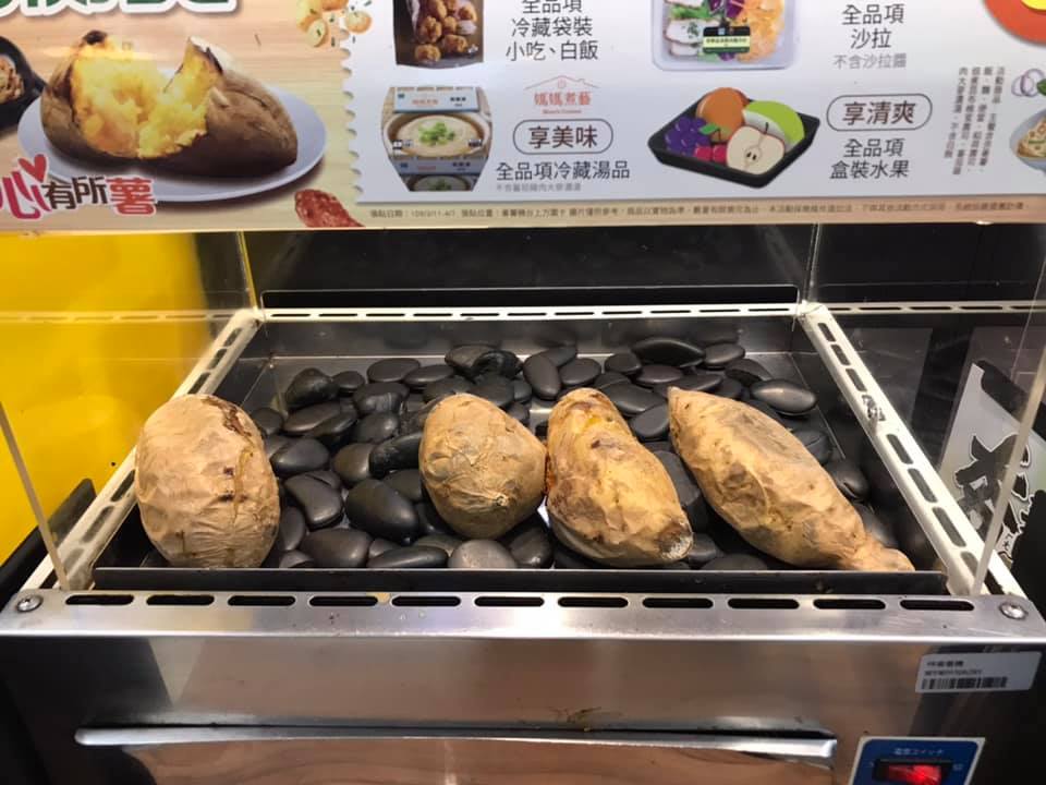 ▲一名超商店員目睹正要購買烤地瓜的先生，竟徒手一顆一顆捏過去，嚇得立刻上前阻止，貼文曝光引發全場熱議。（圖／翻攝自爆怨公社）
