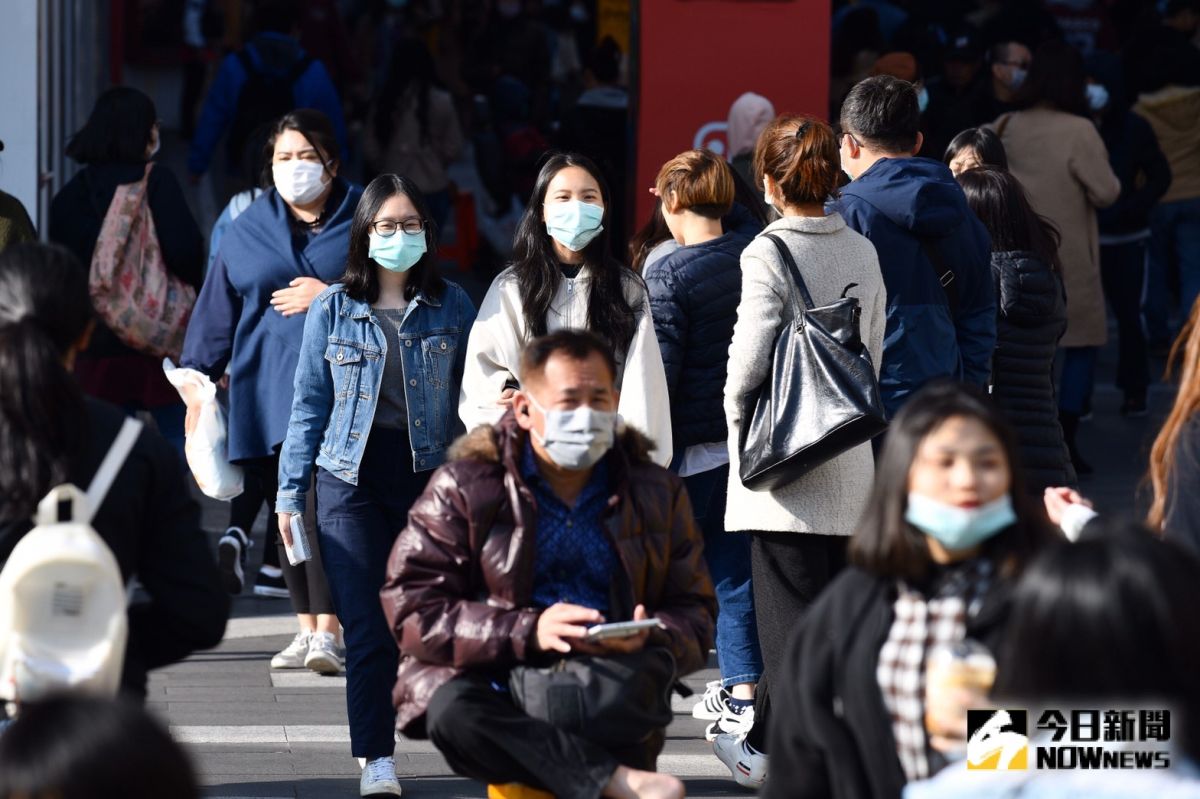 ▲武漢肺炎疫情升溫，不少人出門必戴口罩。（圖／NOWnews資料圖片）
