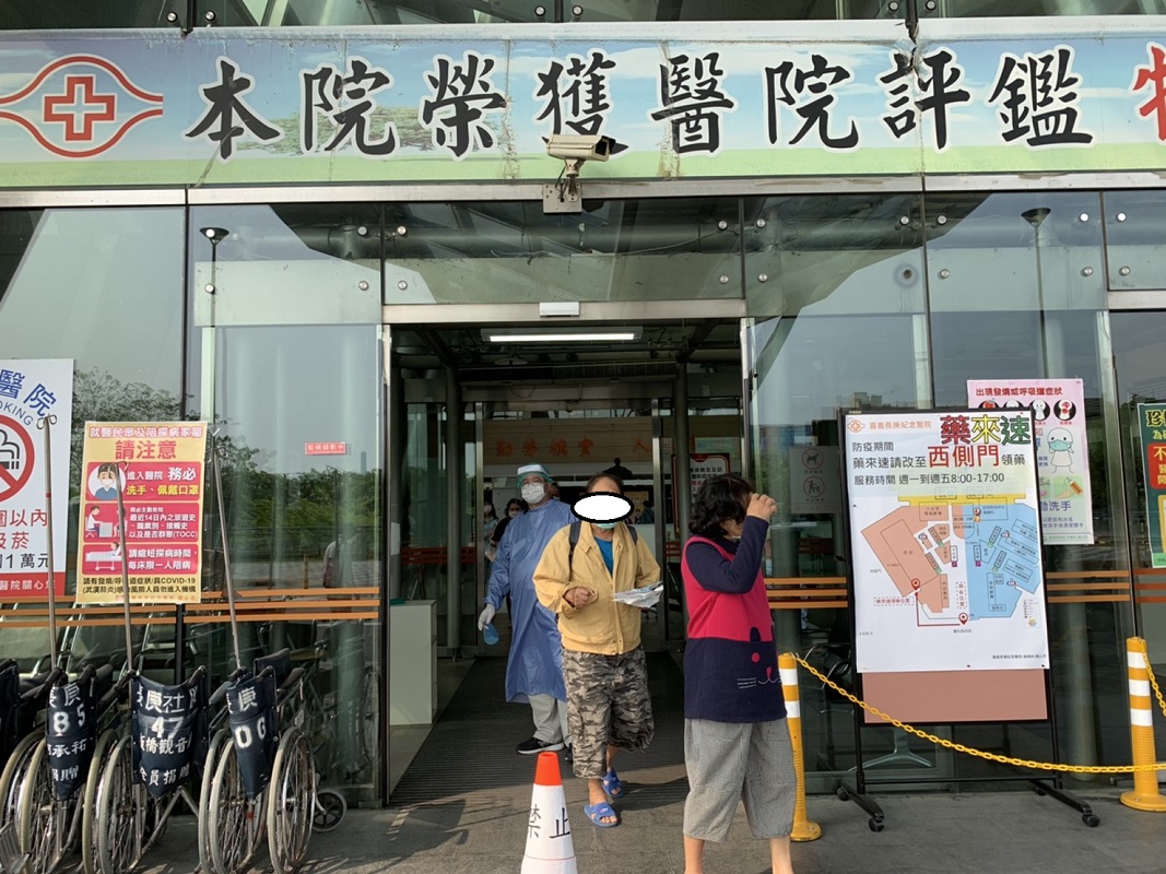 ▲面對日益升高的疫情，嘉義長庚醫院除嚴格管制入出外，決定再限縮探病時間。（圖／記者陳惲朋攝）