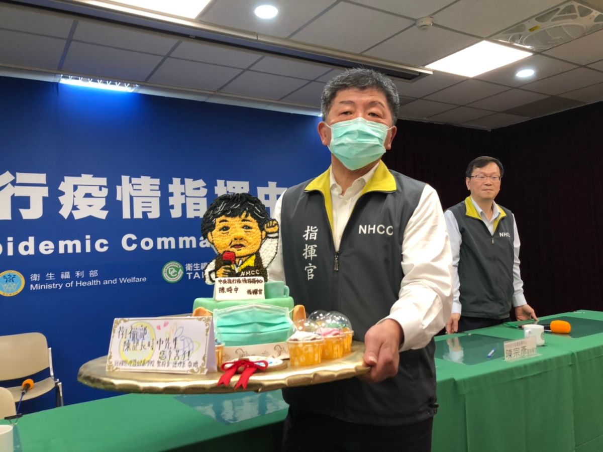 ▲經國管理學院餐廚系學生製作「阿中蛋糕」，中央流行疫情指揮中心指揮官陳時中拿給媒體分享。（圖／記者陳致宇攝, 2020.3.23）