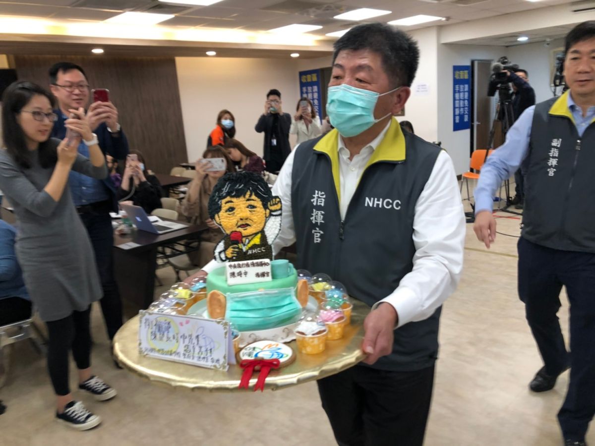 ▲經國管理學院餐廚系學生製作「阿中蛋糕」，中央流行疫情指揮中心指揮官陳時中拿給媒體分享。（圖／記者陳致宇攝, 2020.3.23）
