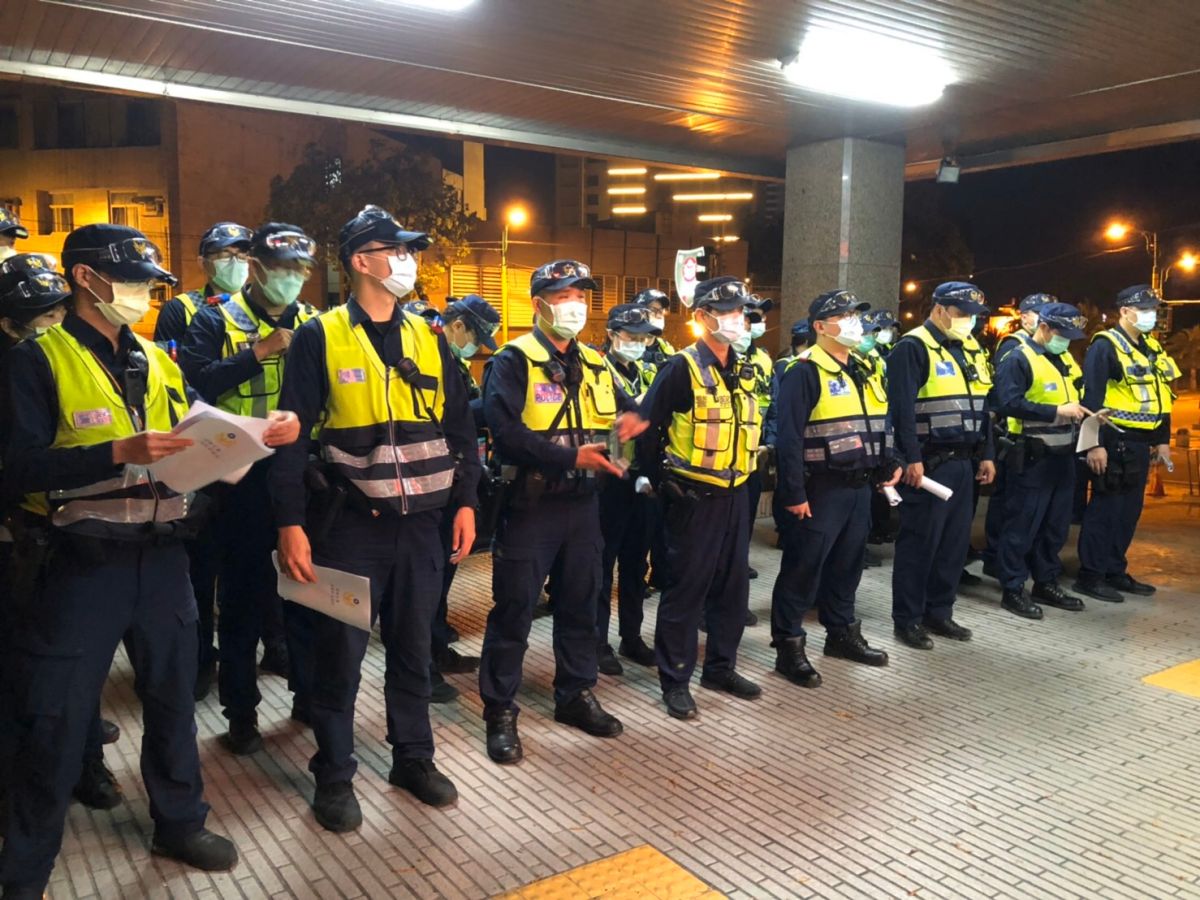 ▲花蓮縣轄內5大分局，22日晚間同時進行居家檢疫臨檢，以防居家隔離人士到處啪啪走。（圖／花蓮縣警局提供）