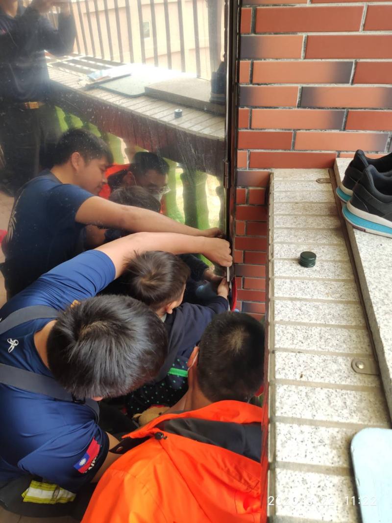 2歲童手指卡門縫　消防員破壞不鏽鋼門成功救援
