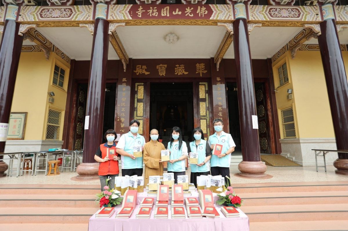 佛光山圓福寺，贈書撫慰居家檢疫者。〔圖／嘉市府提供2020.03.23〕