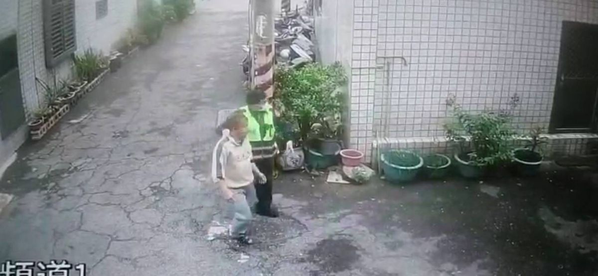 ▲員警要求陳民一同前往童民住家訪視，態度不佳 (圖／柳榮俊翻攝2020.3.23)