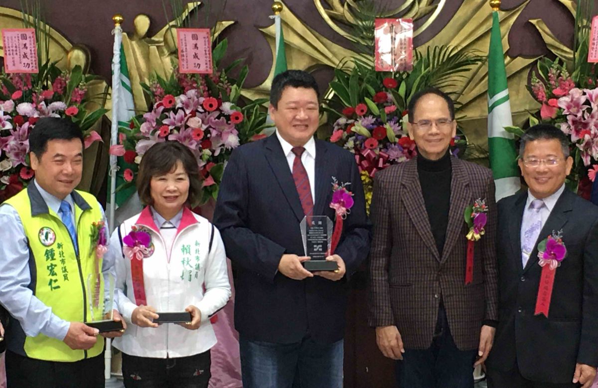 ▲新北市議員何博文（左三）獲得議會同僚的支持，且「正國會」目前也頃向支持何博文。（圖／記者陳志仁攝）