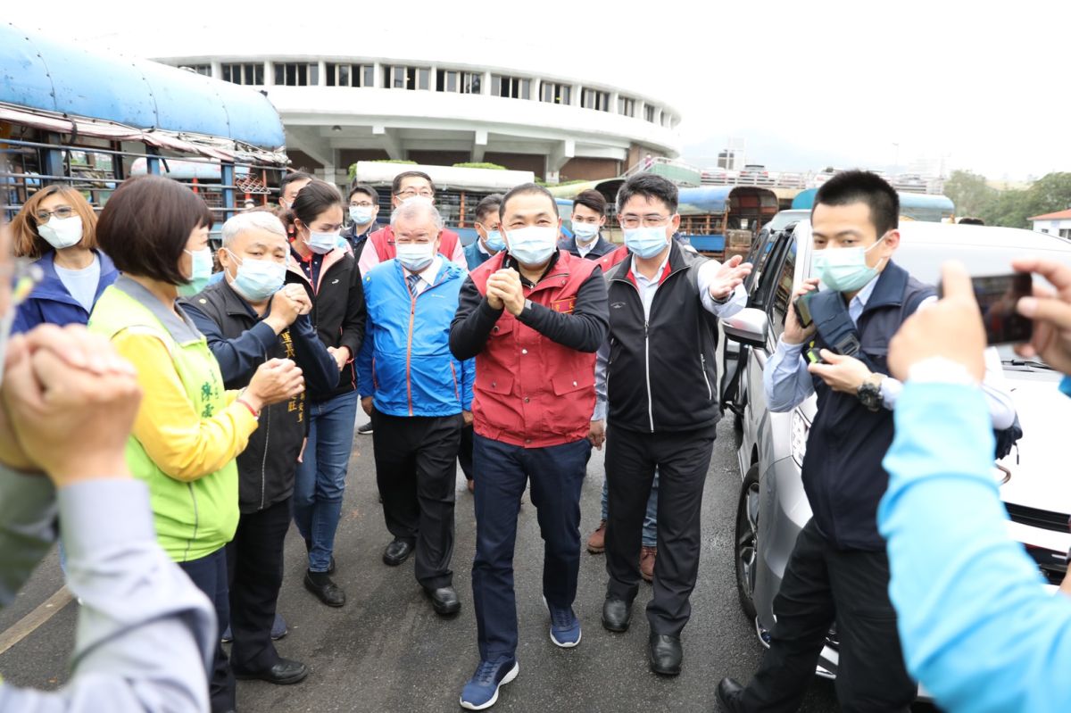 ▲新北市政府農業局全面體檢防疫狀況，所有場區建立單一通道、設置體溫檢查哨，人員入場先行量測體溫、酒精消毒、戴上口罩並列冊。（圖／新北市農業局提供）