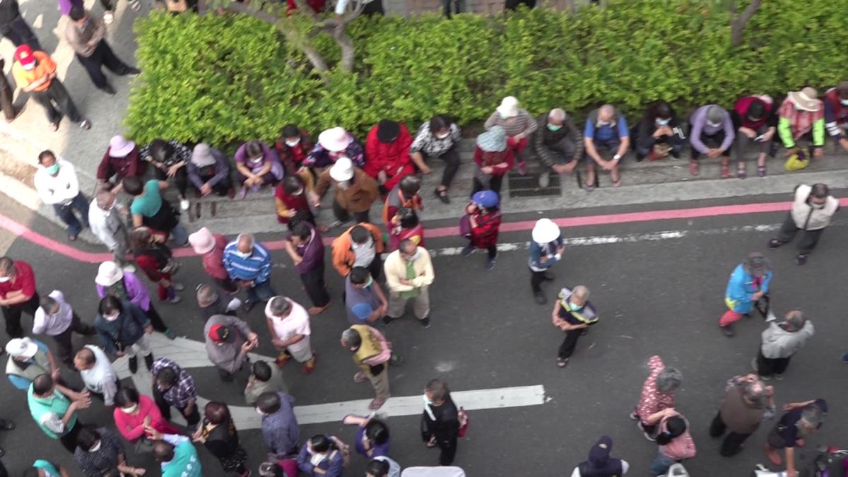 ▲和美老人互助會開會員大會，決議宣布停止發放互助金、解散老人互助會、請會計師查帳清算財產，老人們群聚要求拿回棺材本。（圖／記者陳雅芳攝，2020.03.23）