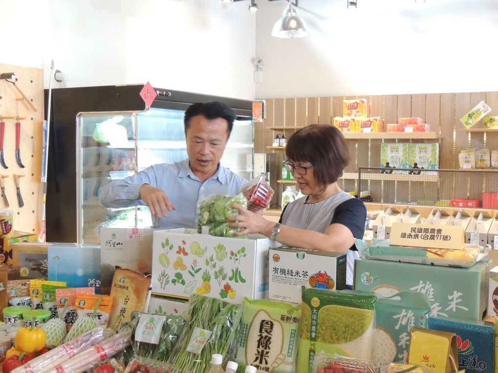 ▲嘉義縣推出「蔬果糧箱」輕鬆購宅配優質農特產品，縣長翁章梁親自宣傳暖服務並協助蔬果裝箱。（圖／記者任禮清攝　2020.03.23）