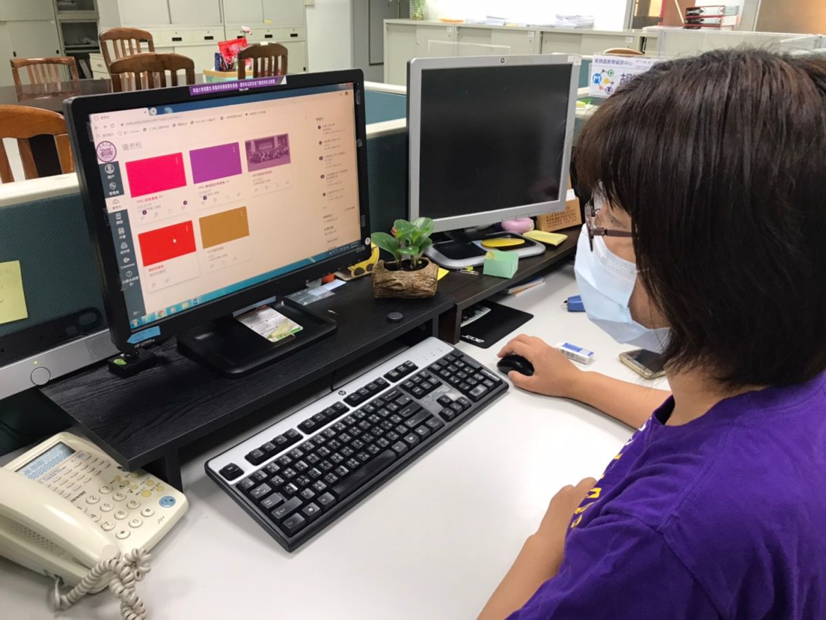 ▲明道大學師生透過Canvas數位學習平台系統，老師可線上檢視學生所有選課狀態，學生可線上或非線上收看老師錄製的影音課程。（圖／記者葉靜美攝，2020.03.23）