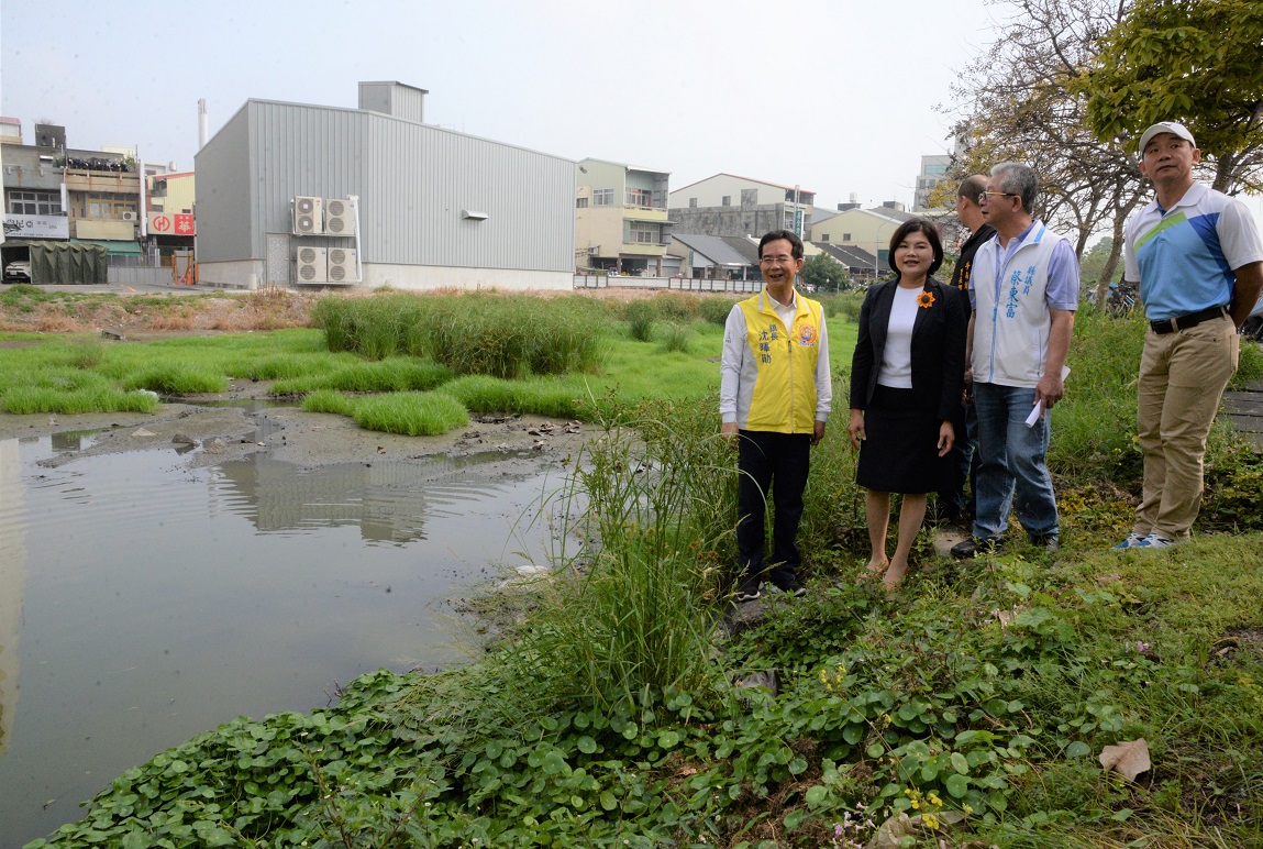 ▲縣長張麗善現勘民生路一處閒置多年的池塘，將規劃為停四預定用地。（圖／記者簡勇鵬攝，2020.03.23）