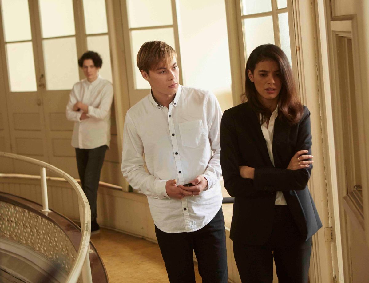 ▲蕾斯拉迪奧莉維拉（右）飾演一位高挑、美麗的美女音樂老師薇洛妮卡，讓男學生紛紛為她傾倒。（圖／天馬行空）