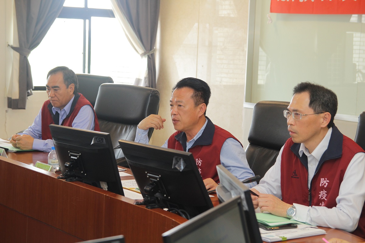 ▲嘉義縣政府會議宣布，禁止到縣內醫院及長照機構探病，並暫停3+1行動醫療和社區據點服務。（圖／嘉義縣政府提供）