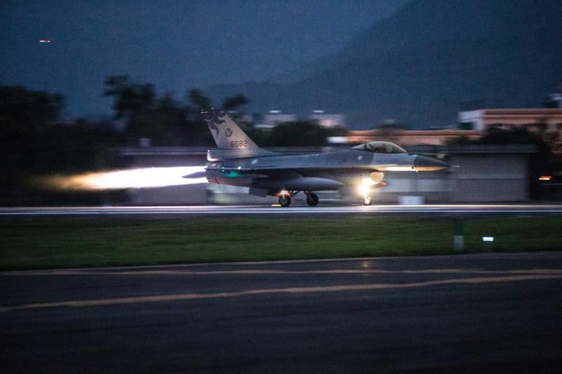 ▲空軍「聯翔操演」，空軍花蓮基地F-16戰機在清晨5時30分依序升空。（圖／國防部提供, 2020.3.24）