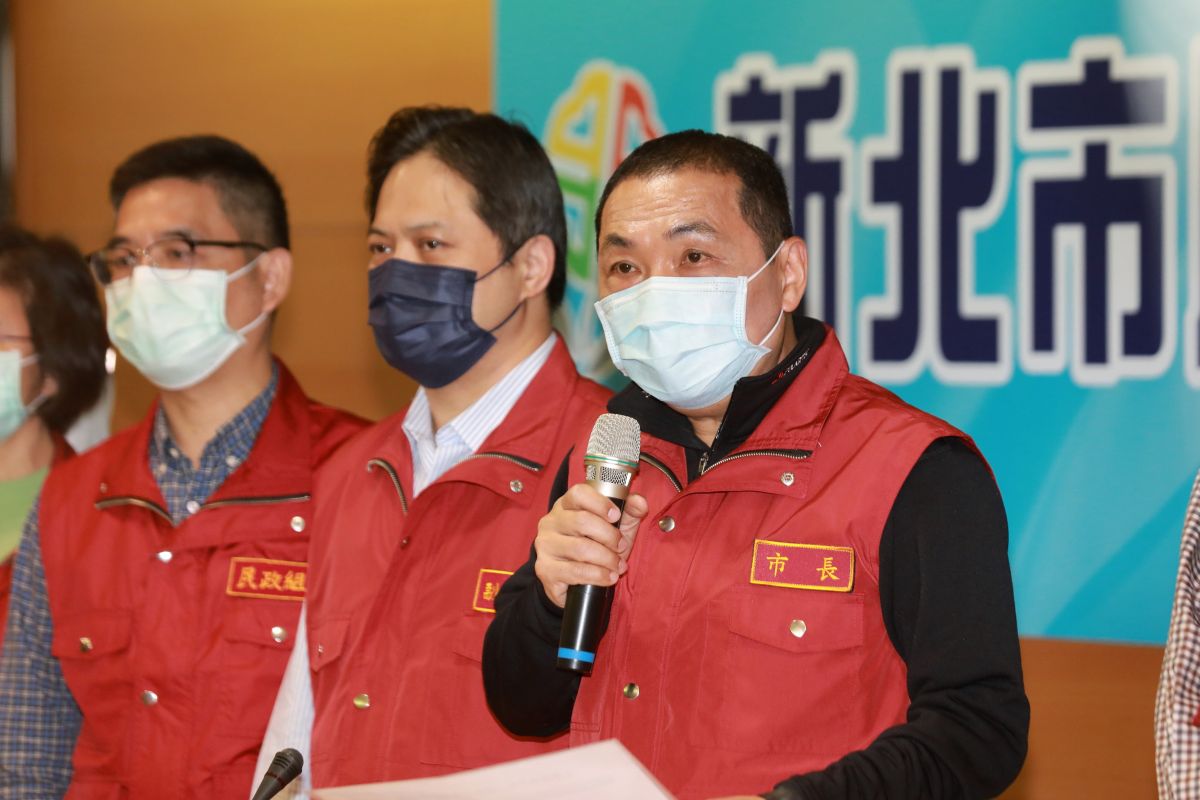 ▲侯友宜指示財政局、經濟發展局等相關局處，針對受疫情影響較為嚴重的行業及民眾，如遊覽客運業、飯店旅遊業及零售攤商等，採取多管齊下方式。（圖／記者宋原彰攝，2020.03.24）