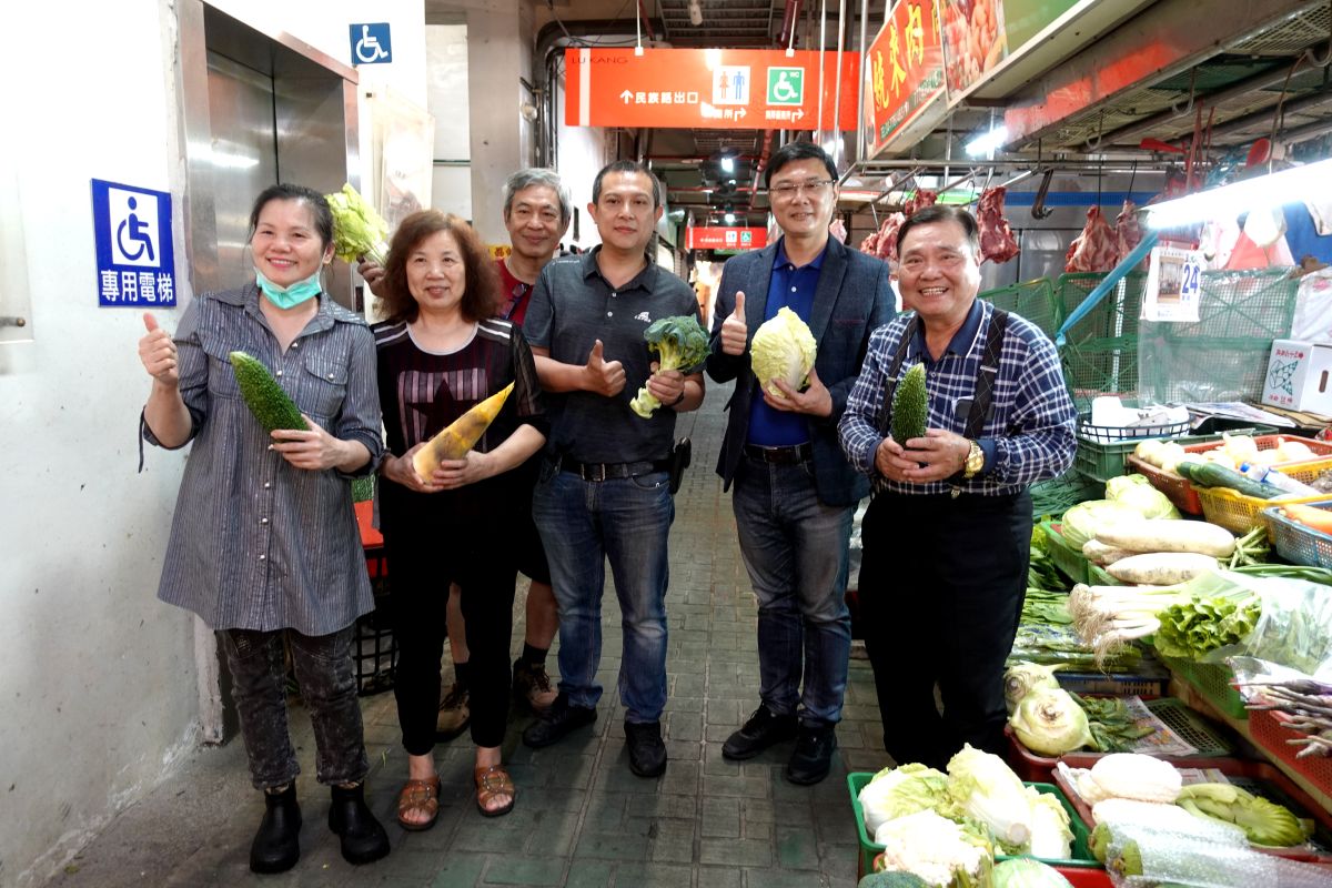 ▲鹿港鎮公有市場4~6月攤租減半，鎮長許志宏表示，希望藉由公有市場攤商租金打對折，以補貼攤商因2019新型冠狀病毒疫情導致收益的損失。（圖／記者葉靜美攝，2020.03.24）