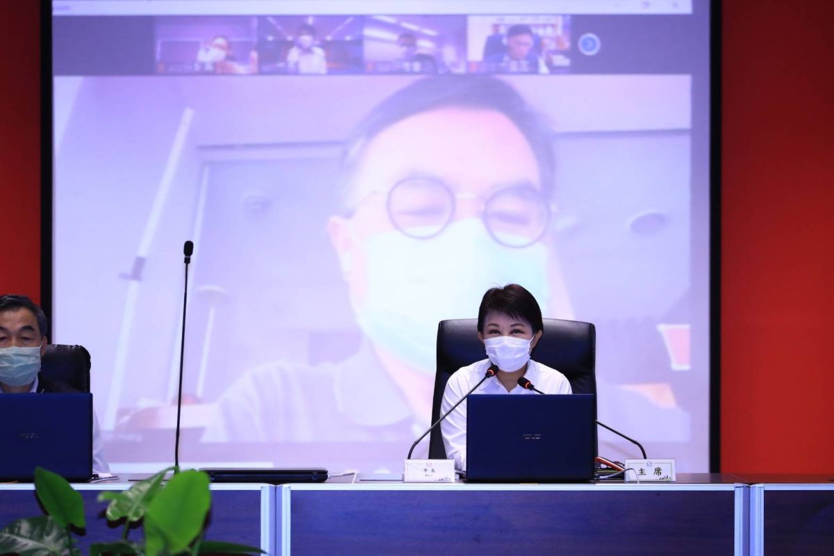 ▲台中市政府首次以「視訊」召開市政會議，居家自主健康管理的都發局長黃文彬也參與視訊連線。(圖／柳榮俊翻攝2020.3.24)