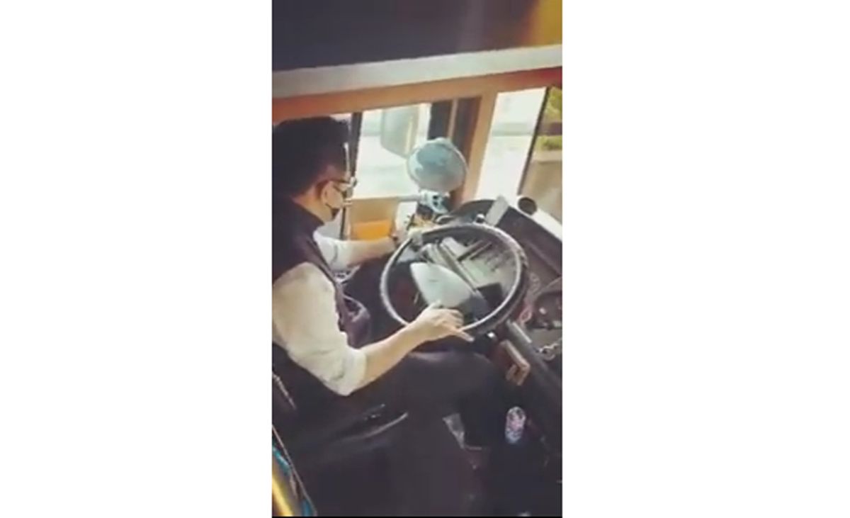 ▲桃園客運劉姓司機在高速公路上以右手握方向盤，但左手卻不斷滑手機遭到乘客錄影蒐證PO上臉書社團「爆料公社」。（圖／翻攝「爆料公社」）