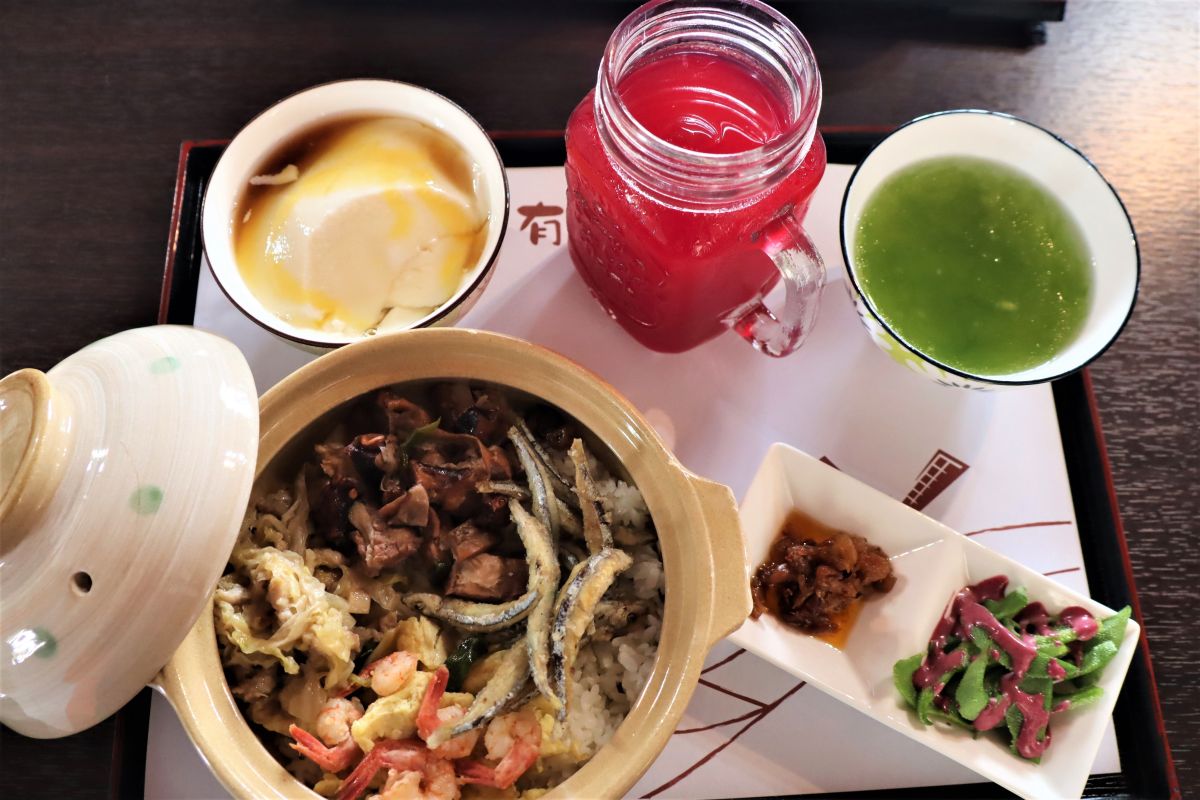 ▲精緻套餐中有澎湖人最喜愛的石鯝滷肉飯、七美花菜干、丁香魚乾、狗蝦炒蛋、干貝醬、冰花等，還有古早味豆花、仙人掌汁等甜點果汁，非常可口豐富。（圖／記者張塵攝，2020.03.24）