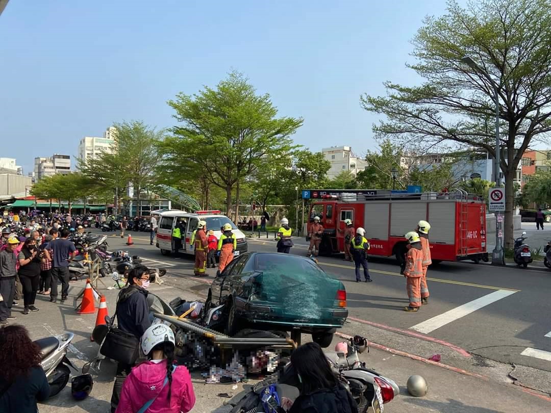 ▲新竹市竹蓮市場，今日上午發生自小客車疑似暴衝案件，老翁倒車時，車輛失控衝向路旁機車群，一死2傷。(圖/記者金祐妤翻攝，2020.3.24)