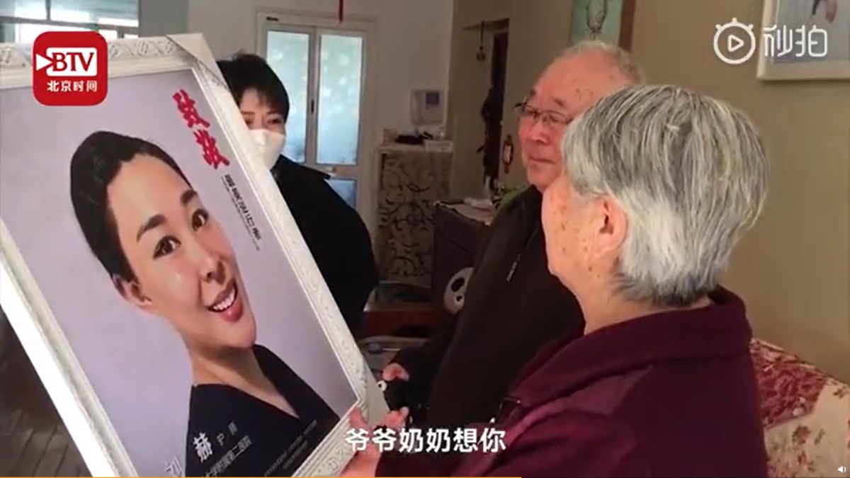 ▲爺爺奶奶看到在抗疫第一線的孫女照片忍不住淚崩。（圖／翻攝微博）