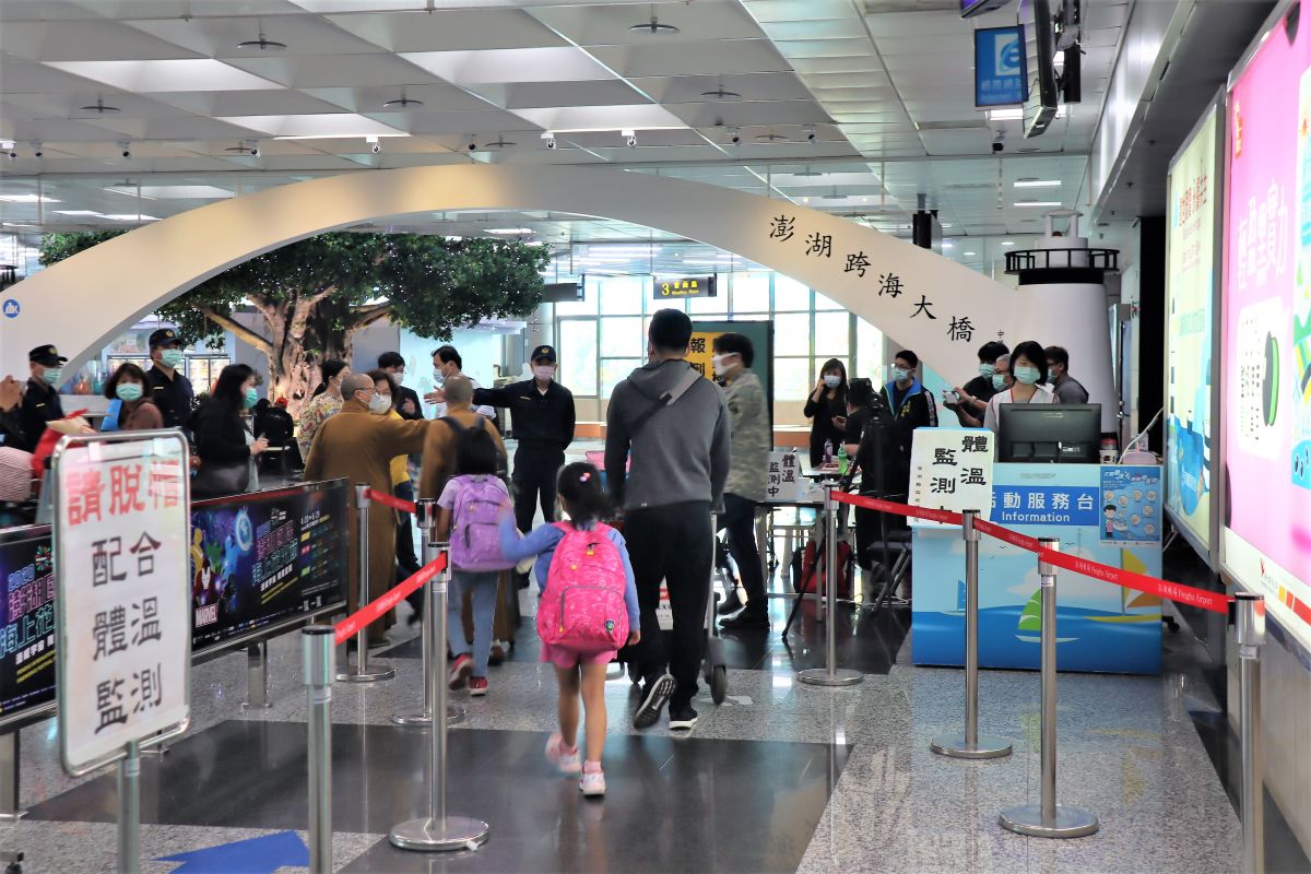 ▲為防堵有國外旅遊史須居家檢疫的遊客入境，澎湖縣政府於機場、港口設置健保雲端查詢入境系統。（圖／記者張塵攝，2020.03.24）