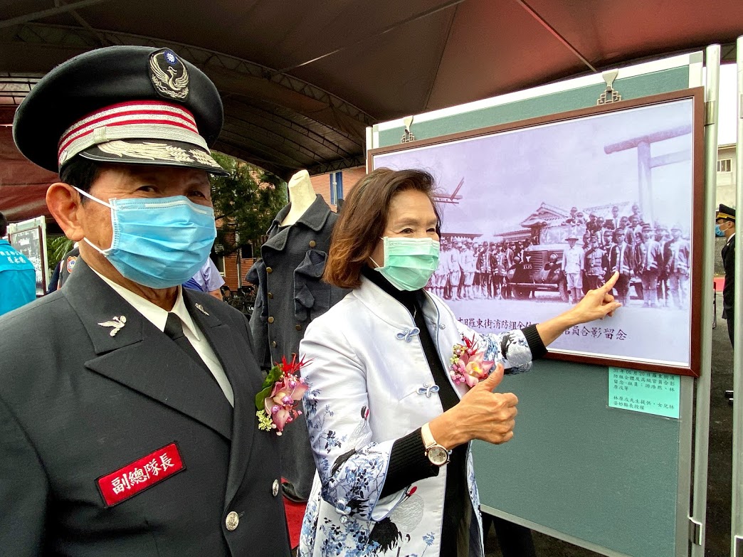 ▲縣長林姿妙指著老照片說父親林原戊早年是打火義消。（圖／記者李清貴攝,2020.03.24)