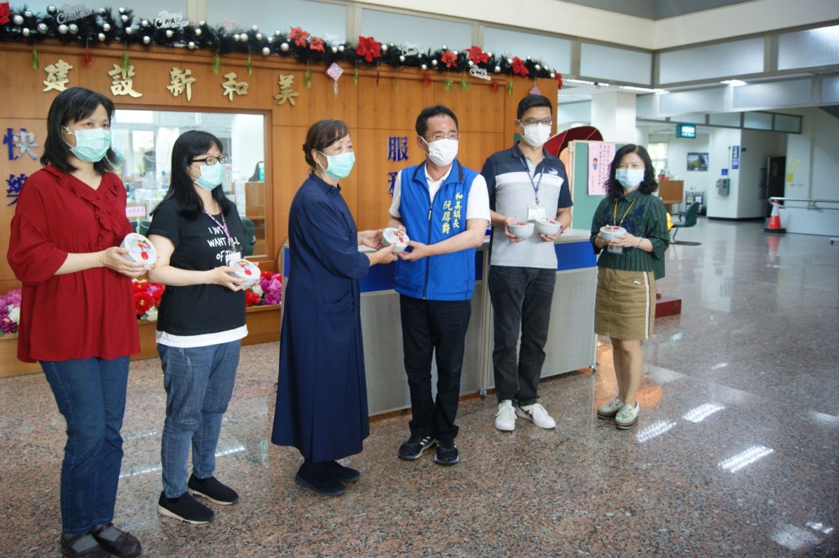 ▲和美鎮長阮厚爵及公所團隊接受慈濟邀請，響應茹素，為台灣、世界祈福，阮厚爵表示，希望疫情能早日消除。（圖／記者葉靜美攝，2020.03.24）