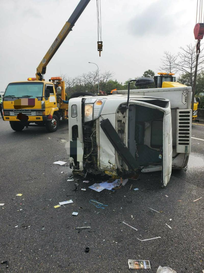 小貨車撞擊施工緩撞車